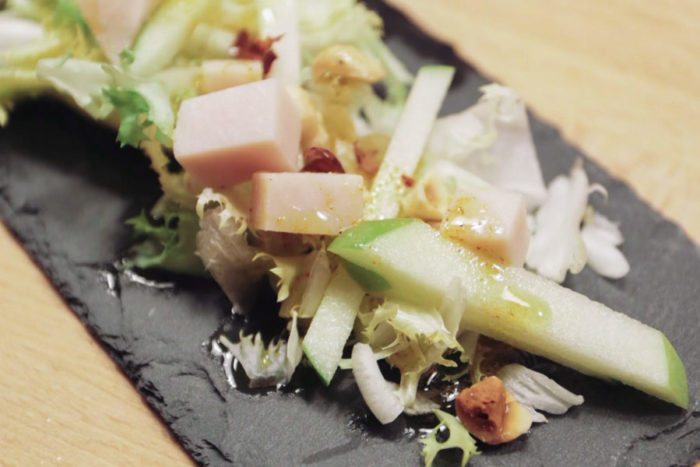 Ensalada de pechuga de pollo con escarola y manzana