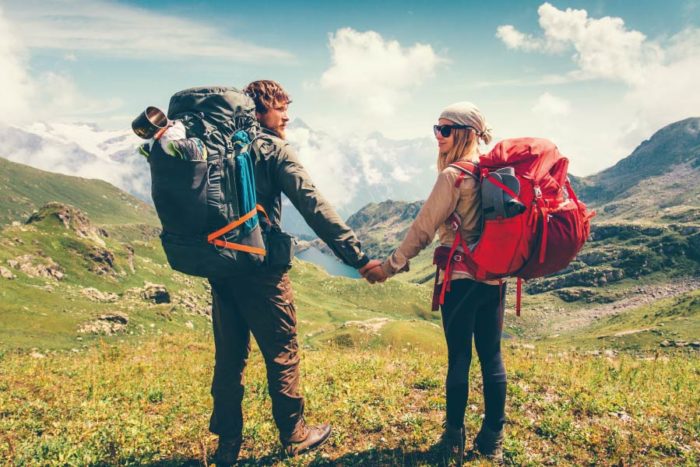 Actividad saludable de caminar en la montaña o senderismo