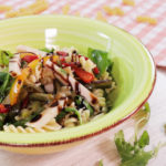 Ensalada de pasta con pechuga de pollo