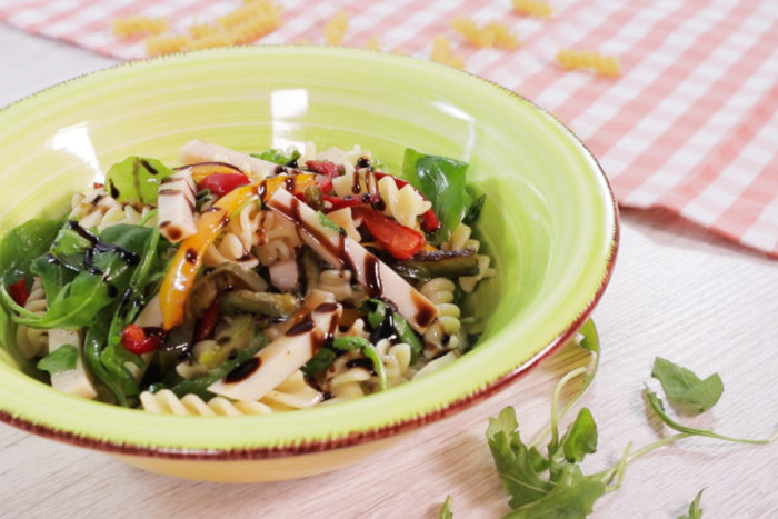 Ensalada de pasta con pechuga de pollo y pimientos