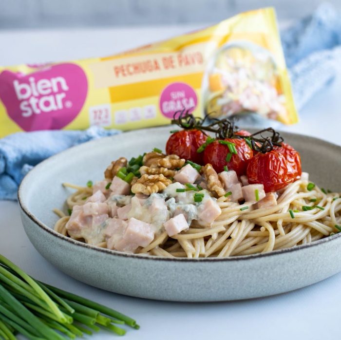 Pasta integral con salsa de gorgonzola y pavo