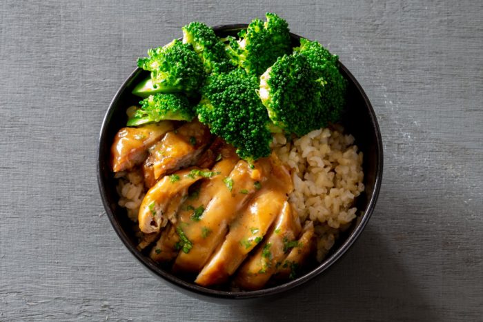 Brócoli con pechuga de pavo al corte y cúrcuma