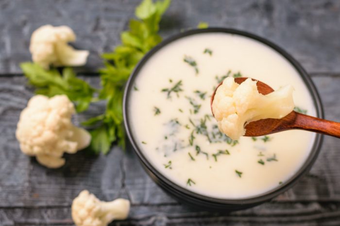 Crema de coliflor, pistachos y jamón cocido