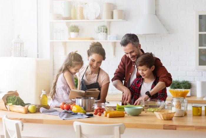  Los niños pueden realizar junto con sus padres recetas fáciles y aprenden a cocinar